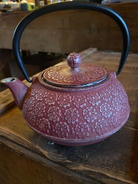 Red Cast Iron Teapot – Floral Tetsubin Style